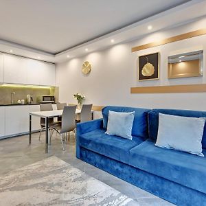 Flatbook Apartments Waterlane Island Spa With Riverview
